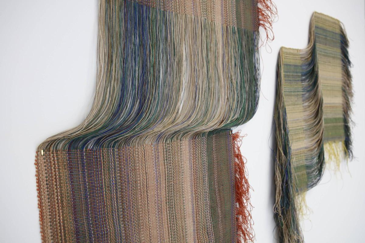 Sanft geschwungene Textilkunstwerke von Christin Amann in der Ausstellung bei Natalia Bento..