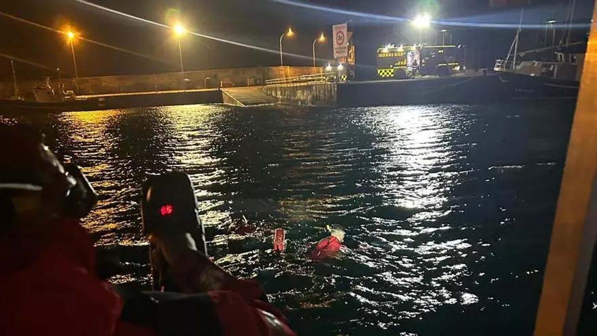 Muere de madrugada un hombre de 44 años al caer con su coche al mar en Portonovo.