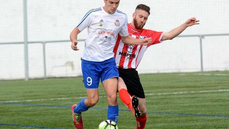 Berto conduce el balón ante la presión de un rival. // Rafa Vázquez