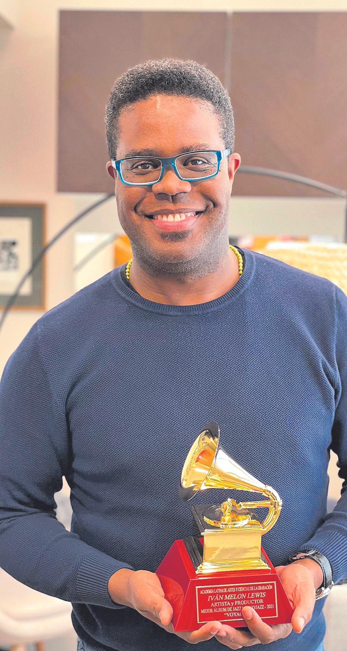 Iván ‘Melón’ Lewis posa con uno de sus Grammys.