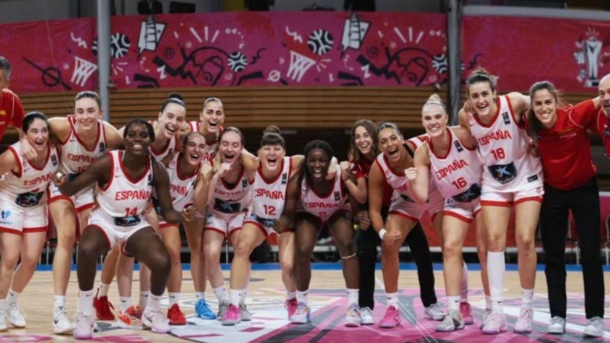 El combinado nacional celebra su medalla de bronce. | FIBA
