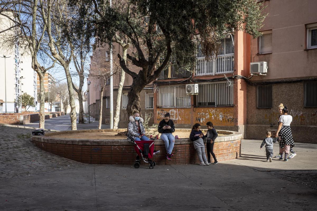 Unas vecinas del barrio de Sant Roc descansan a la sombra, en Badalona