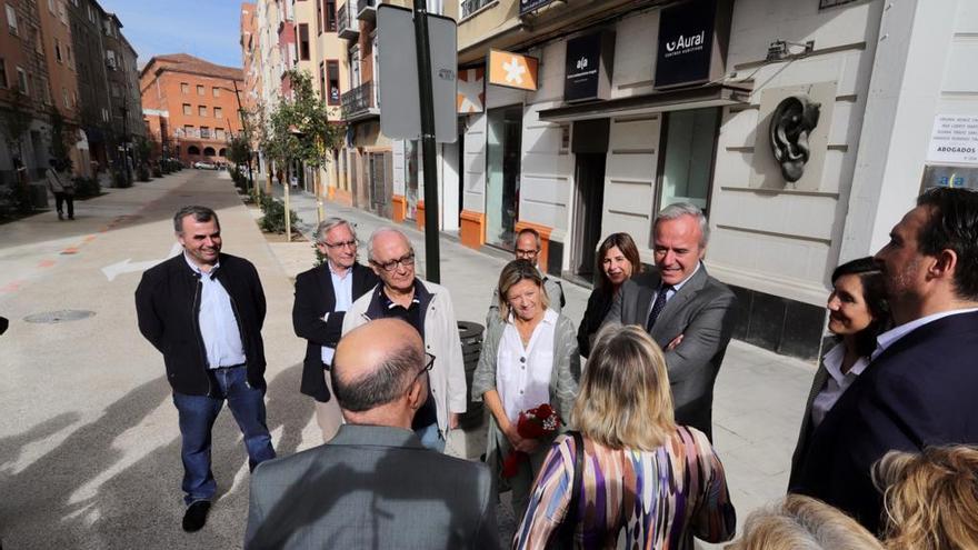 La calle Ricla es ahora de prioridad peatonal y la calzada está a cota cero.