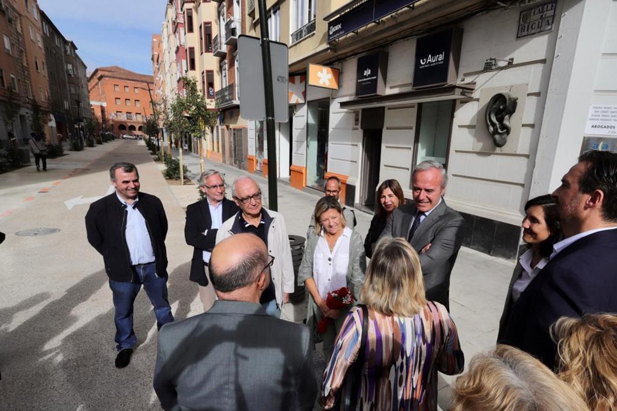 La calle Ricla es ahora de prioridad peatonal y la calzada está a cota cero.