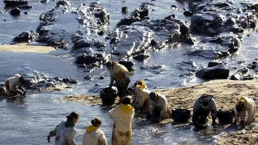 Voluntarios limpiando la costa de Ons. // De Arcos