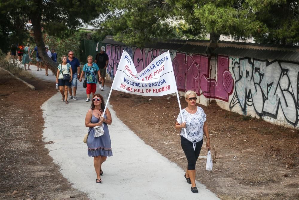 Manifestación en Orihuela Costa por su abandono