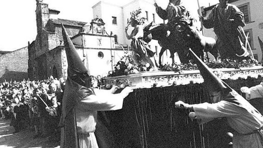 Los cofrades de San Juan Evangelista portando el paso en dos procesiones separadas por más de 70 años. | Archivo LNE / Archivo de la cofradía de San Juan Evangelista