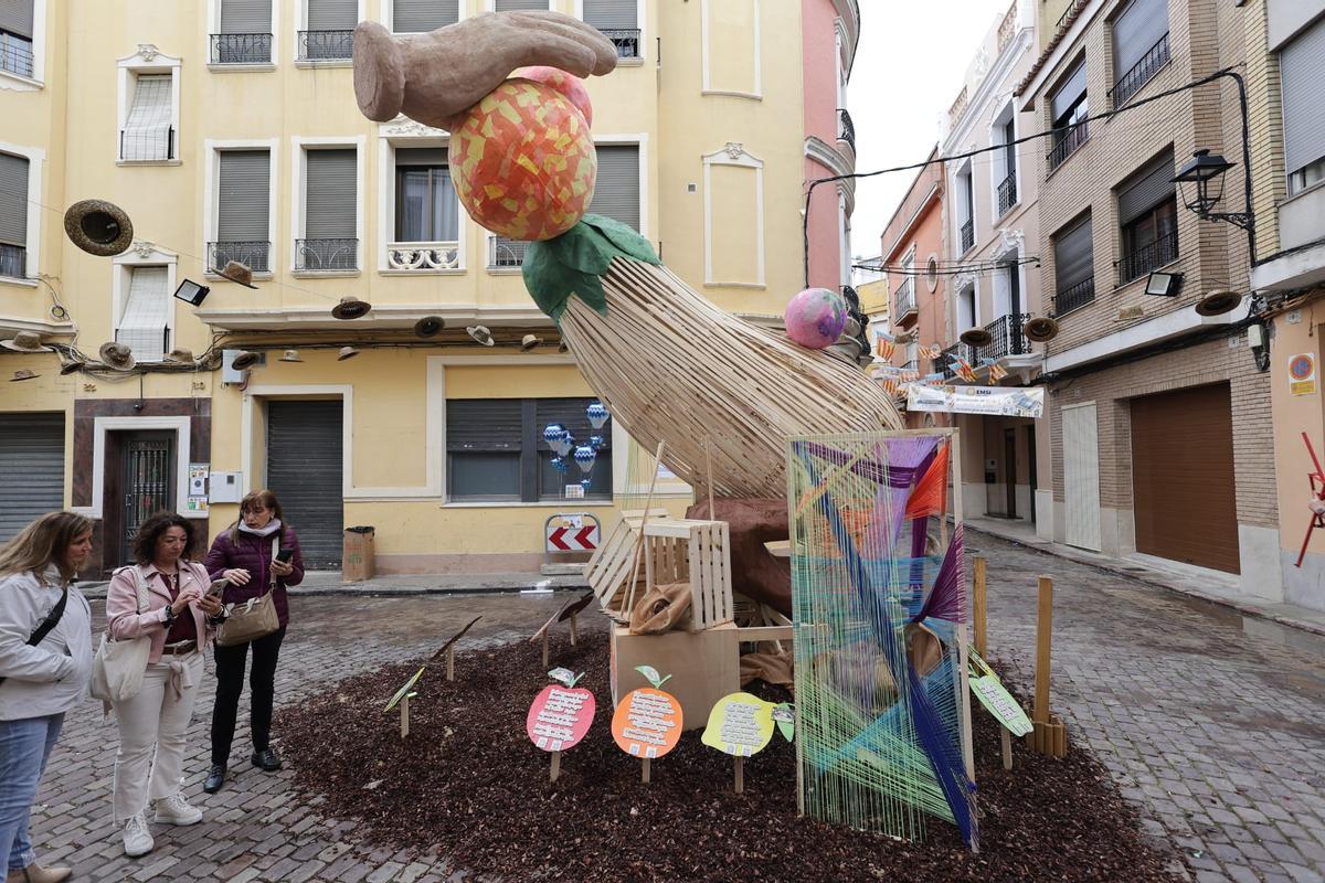 Una gran berenjena hecha de vareta es la figura principal de la falla Sant Joan.