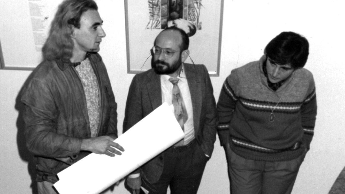 Pau Riba i Mercè Riba amb el crític d&#039;art Jaume Fàbrega a la presentació i exposició de &#039;Trànsit&#039;. a la Galeria Palau de Caramany de Girona, el 1985