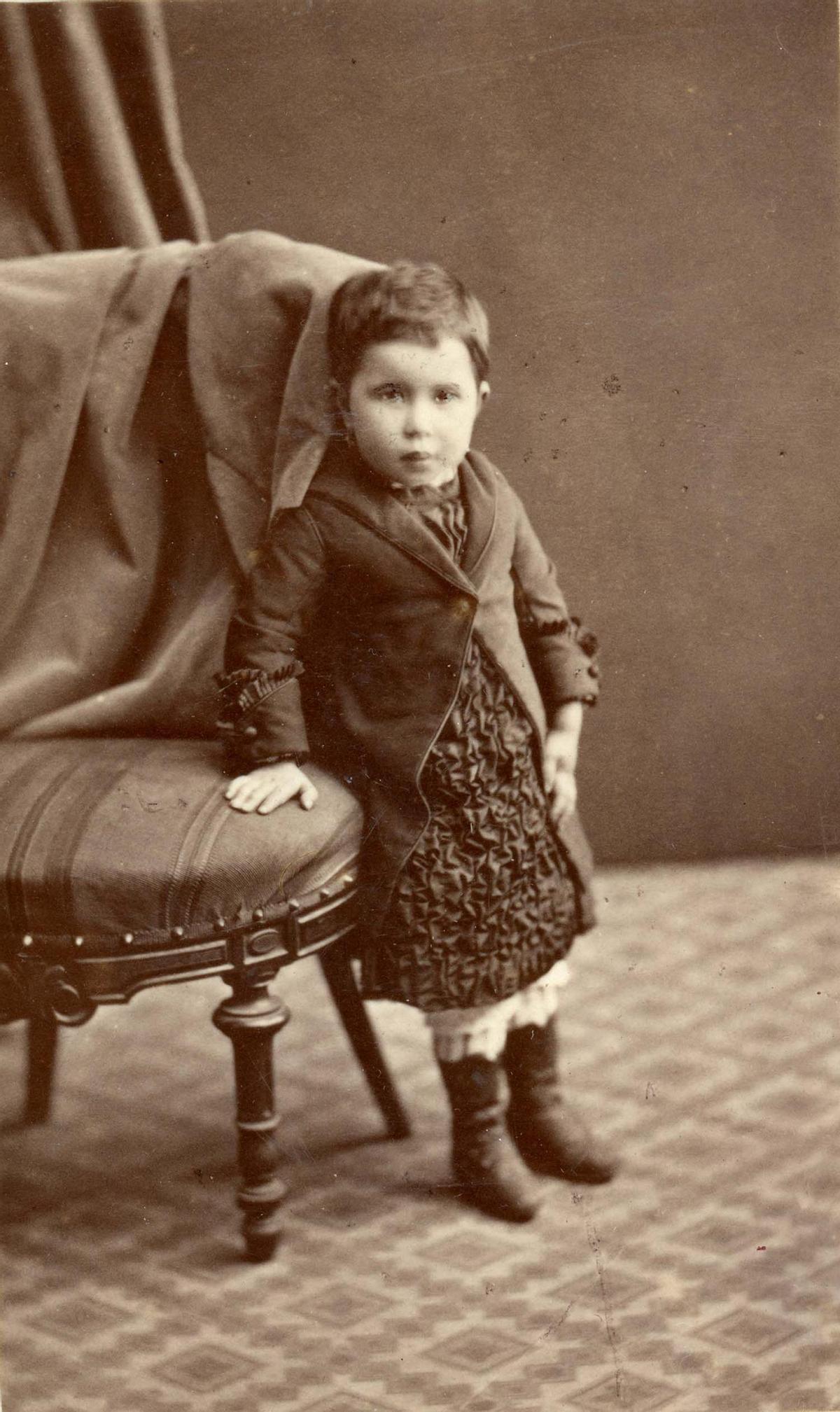 Fernando del Fresno (Oviedo). Retrato de estudio de una niña, h. 1870 | Donación Jesús Laureano García
