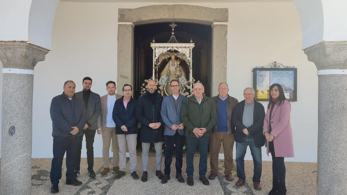 Representantes del Ayuntamiento y de la cofradía, junto al delegado de Cultura y al cronista oficial.