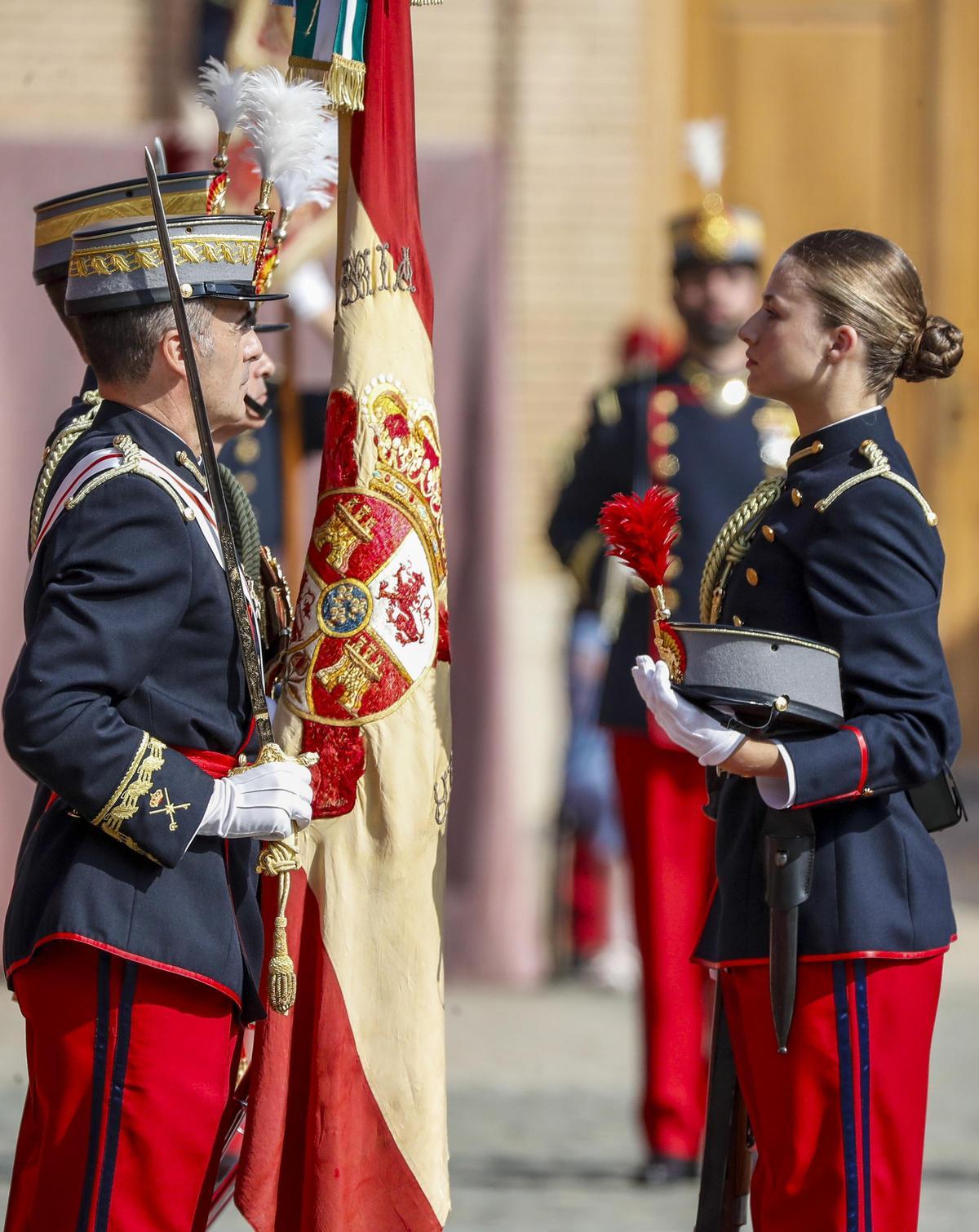 La princesa Leonor jura bandera