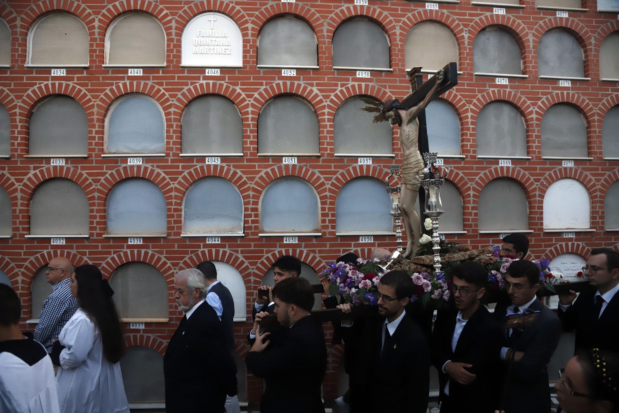 Procesión del Cristo de los Afligidos en el cementerio de San Miguel de Málaga