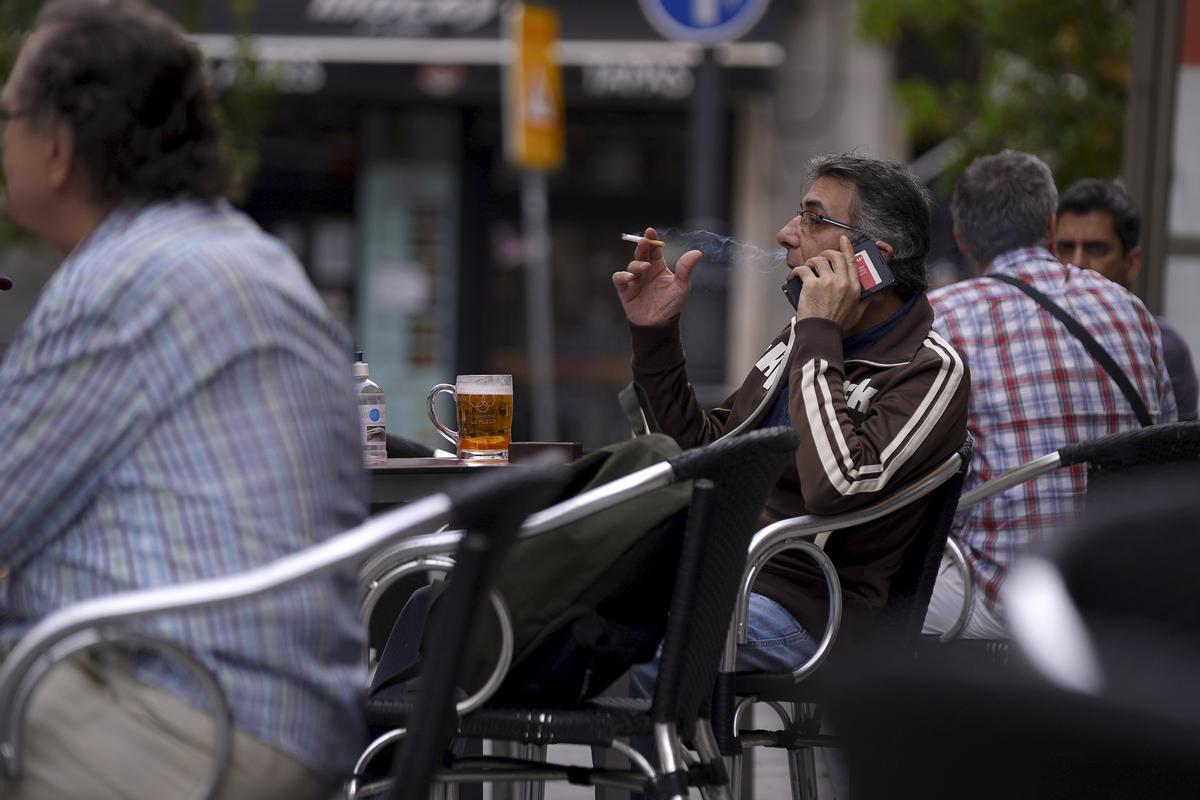 Sanitat proposa prohibir fumar en terrasses tot i que hi hagi dos metres de distància Sanitat proposa prohibir fumar en terrasses tot i que hi hagi dos metres de distància
