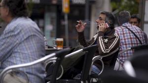 Sanitat proposa prohibir fumar en terrasses tot i que hi hagi dos metres de distància