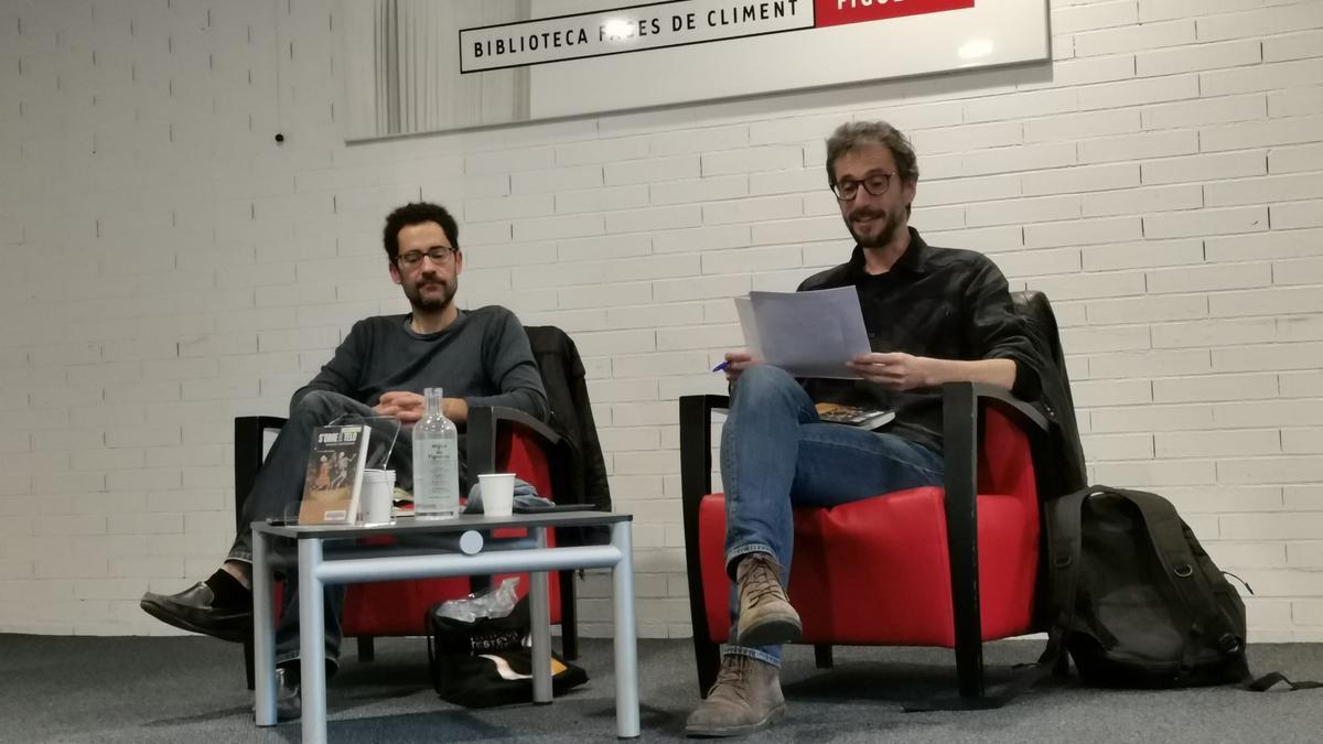 Damià Bardera i Daniel Genís, durant la presentació del llibre a la biblioteca de Figueres.