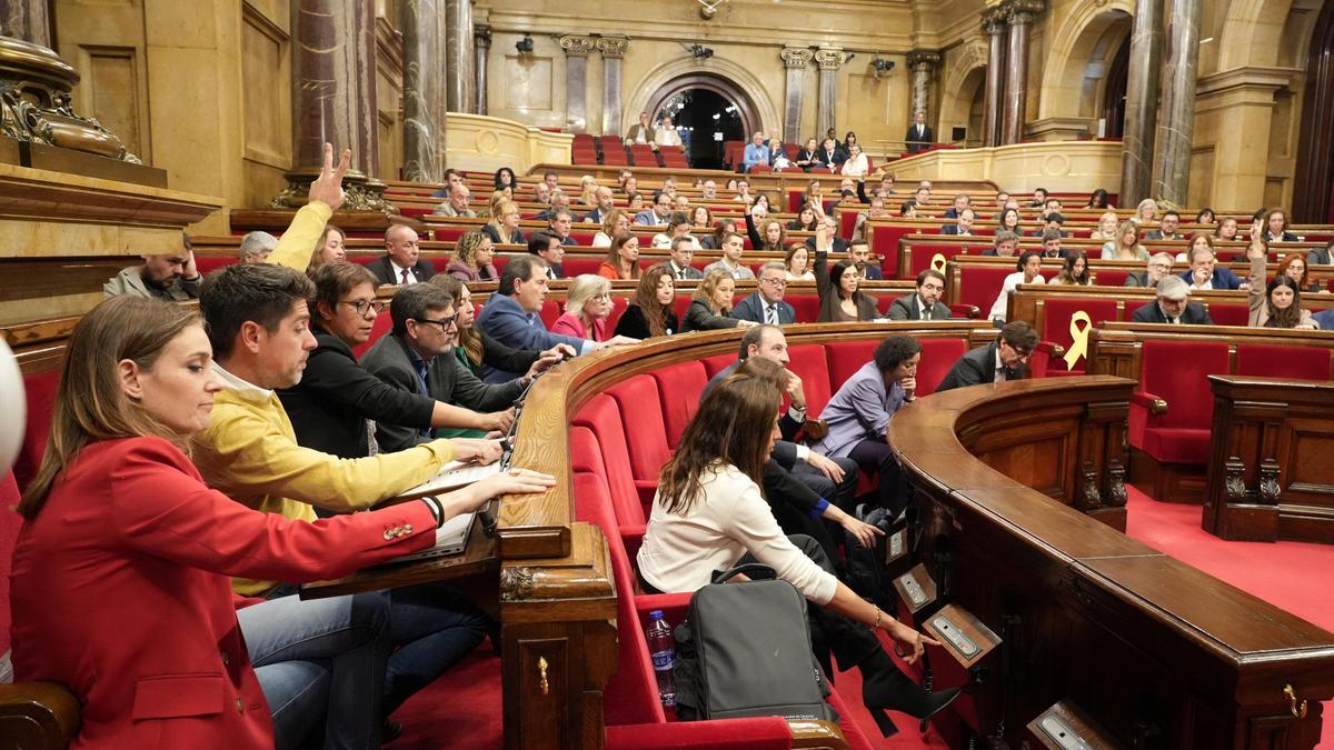 El Parlament avala el pacto para una nueva financiación y reclama que Catalunya recaude el IRPF