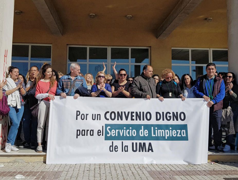 El encierro del personal de limpieza en la Facultad de Derecho de la Universidad de Málaga llega a su tercer día. La basura de los centros sigue acumulándose, pero las empresas, los trabajadores y la institución académica todavía no han llegado a un acuerdo. Este miércoles se ha vuelto a repetir la concentración de otros limpiadores a las puertas del edificio