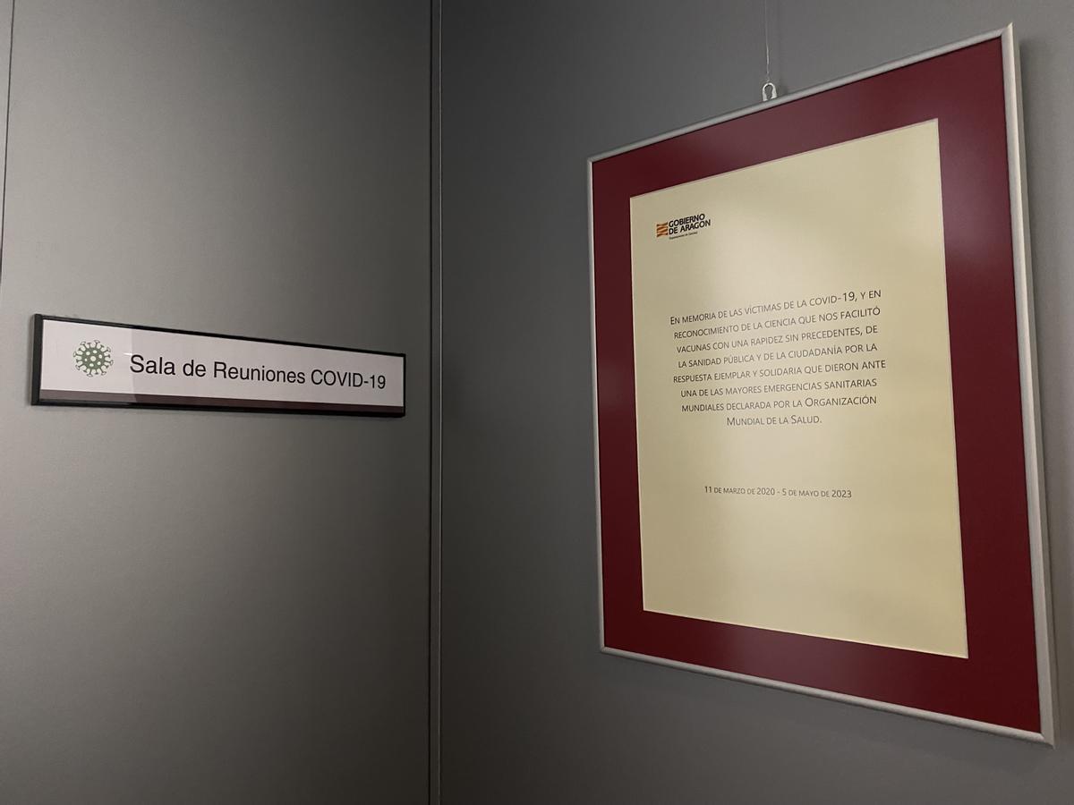 Imagen del texto en homenaje a las víctimas del covid y el nuevo nombre de la sala de reuniones, en el Departamento de Sanidad.