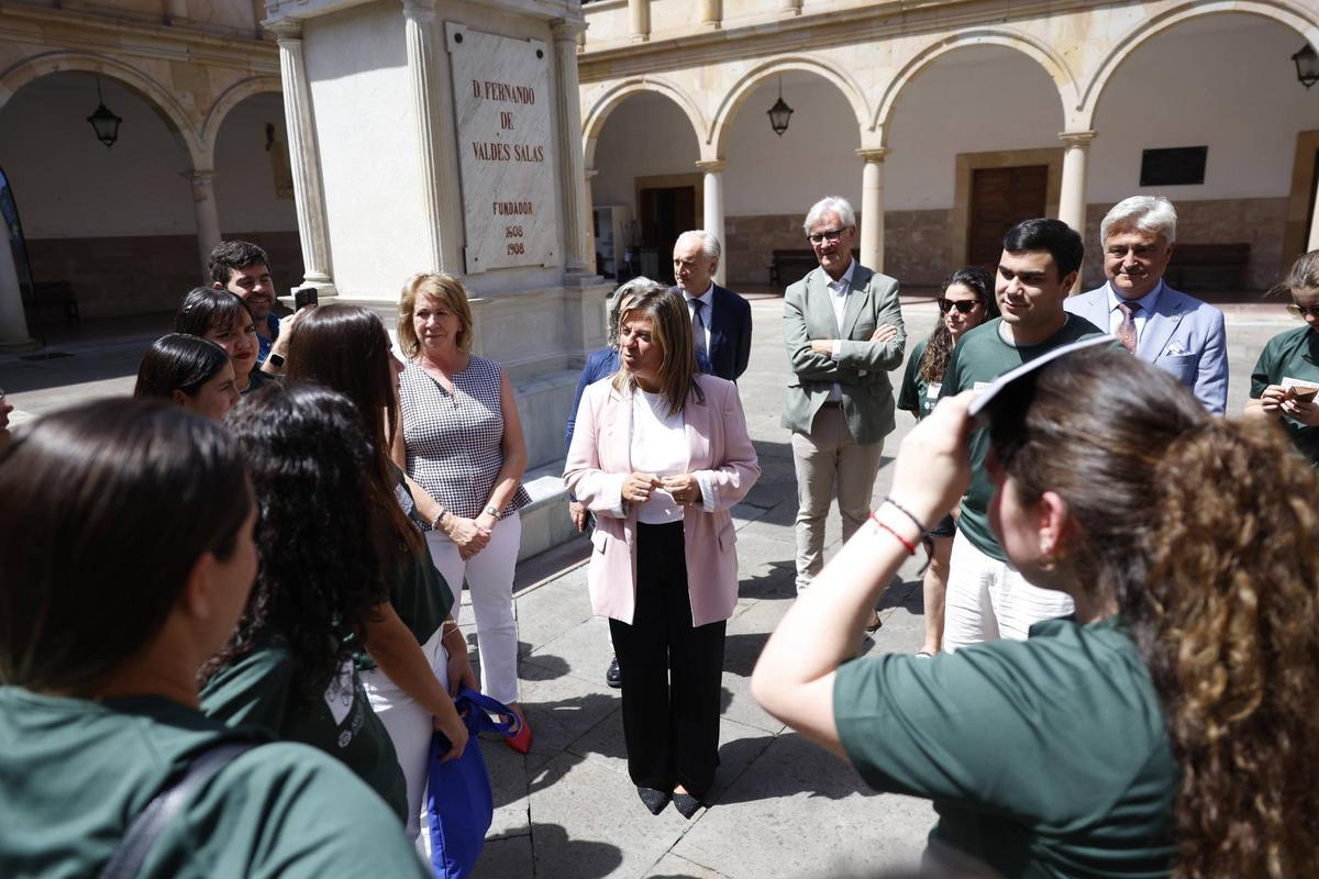 Gimena Llamedo, en el centro, charla con los participantes en Campus.