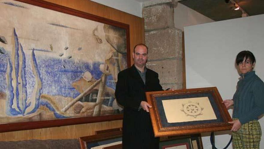 Félix Juncal y Covadonga López de Prado, durante la entrega de los bocetos de Lugrís.  // Gonzalo Núñez