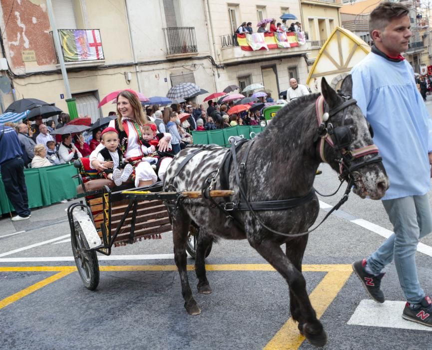 Los niños de todas las comparsas consiguen lucirse durante el Desfile Infantil a pesar del tiempo