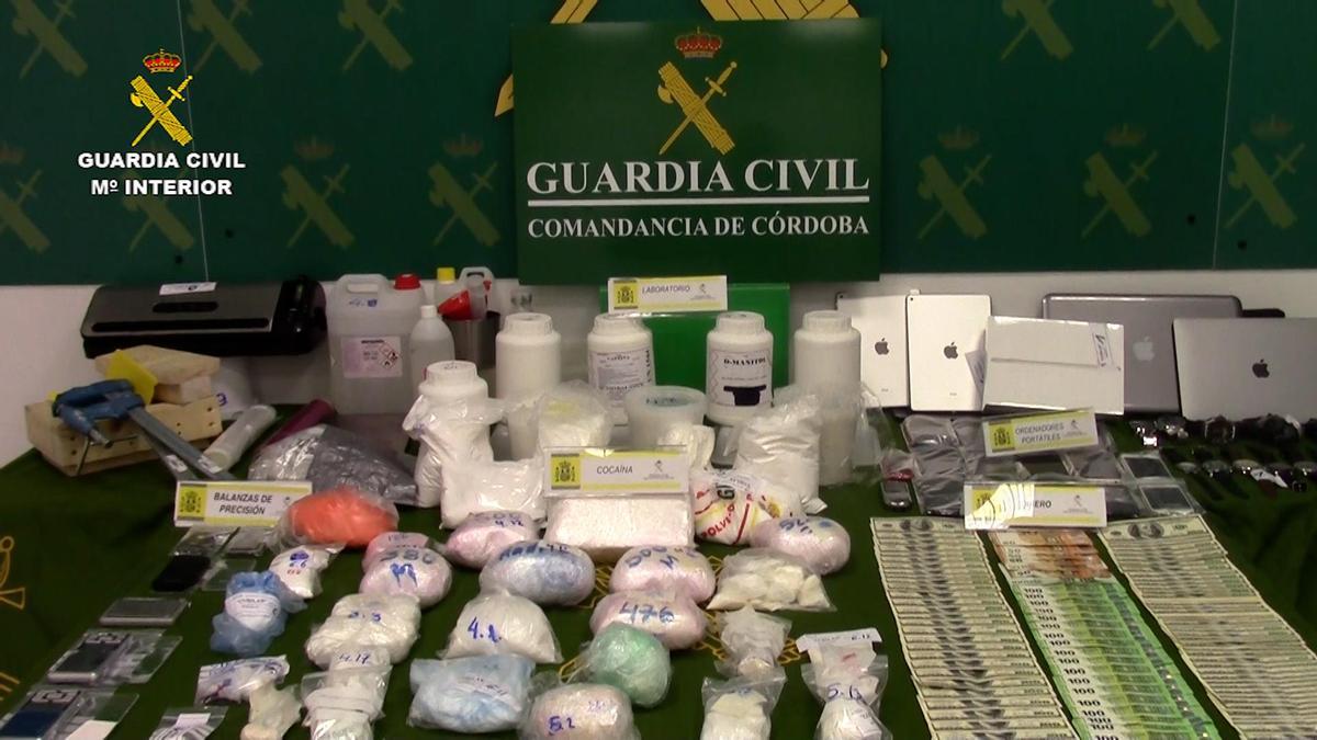 Droga, dinero y otro material intervenido por la Guardia Civil de Córdoba en la operación &#039;Cubilán&#039;.