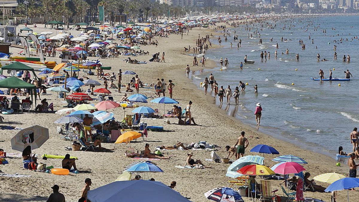 La playa de San Juan, ayer por la tarde, llena. | JOSE NAVARRO