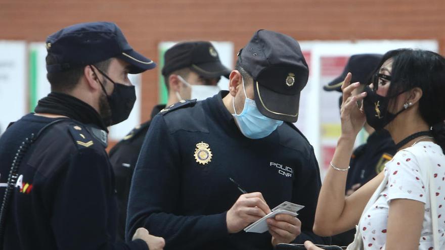 Un agente de la Policía Nacional recoge los datos de una viajera.