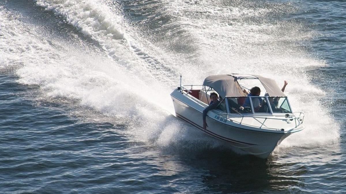 speedboat 271768 1280 (1)