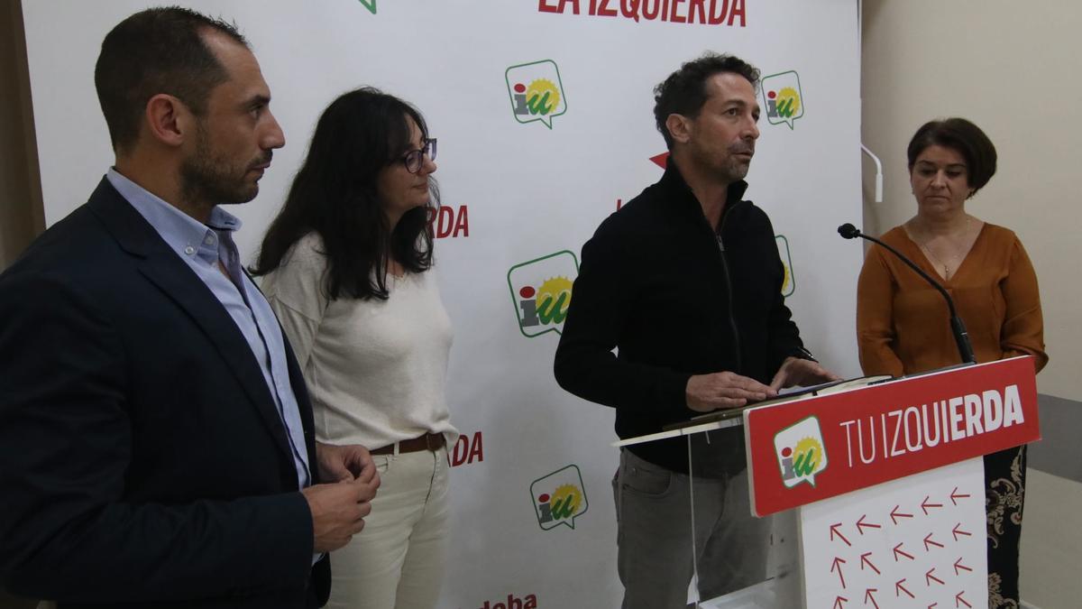 Sebastián Pérez, Carmen María Ruiz, Ismael González e Irene Ruiz, en la sede de IU en Córdoba capital.