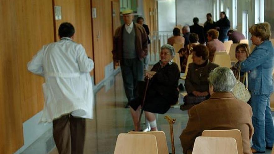 Pacientes esperando en un centro de salud.