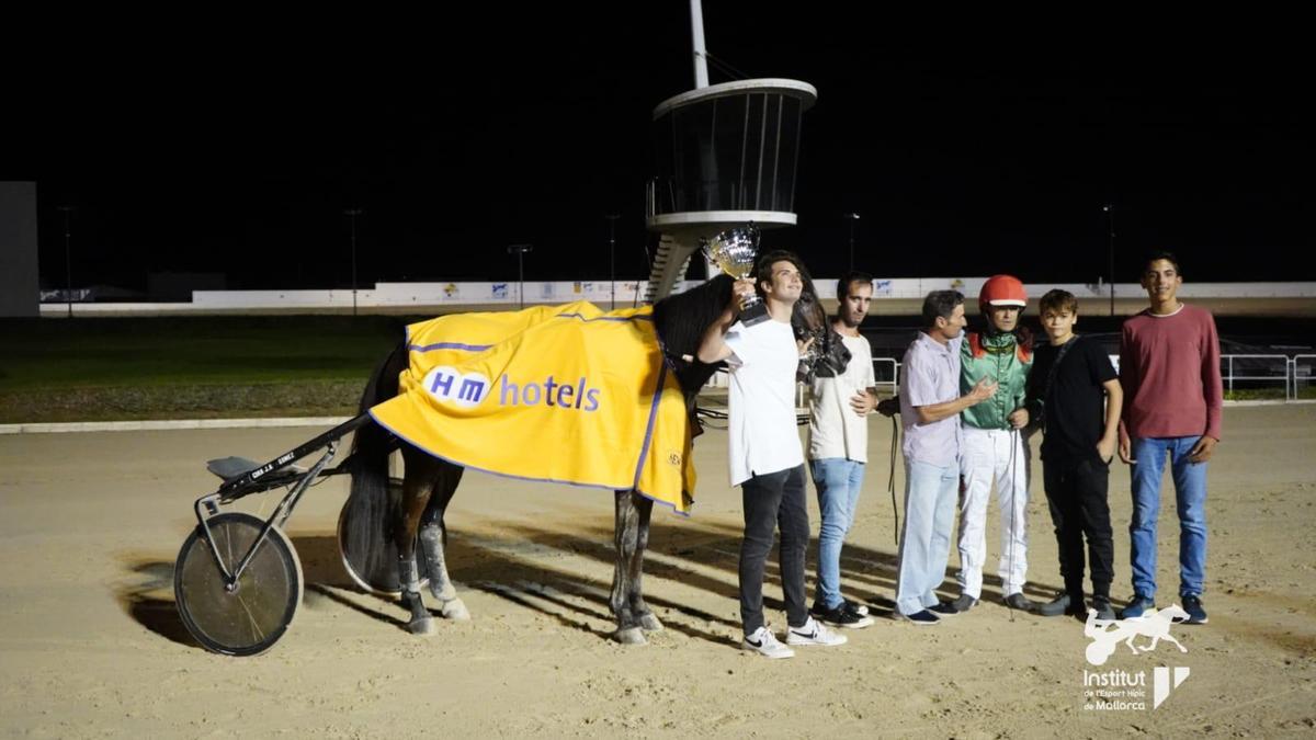  Guille Horrach oferce el trofeo a su padre, Juan Antonio Horrach, tras el triunfo de Jopetas SB, con Toni Roca