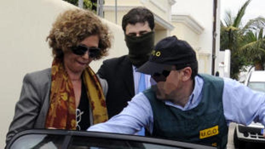 La Guardia Civil detiene este lunes en la isla de Lanzarote a la una ex-alcaldesa, María Isabel Déniz.