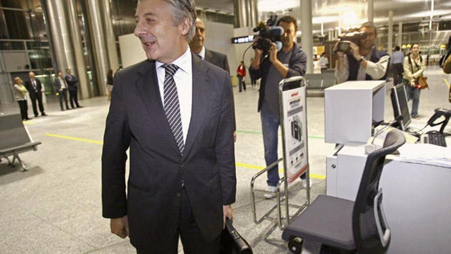 El ministro José Blanco, esta mañana, en la nueva terminal del aeropuerto de Santiago. / EFE