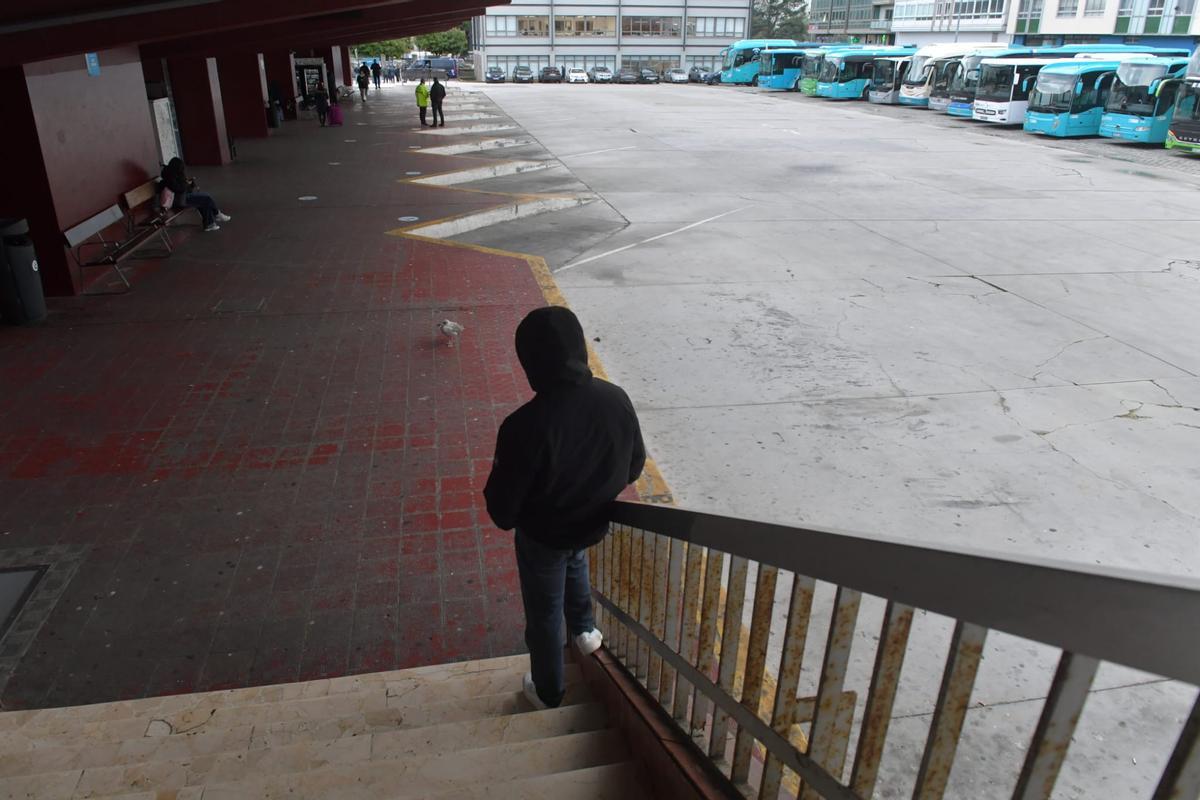 Dársenas vacías y autobuses parados en otra jornada de huelga de los buses interurbanos en A Coruña