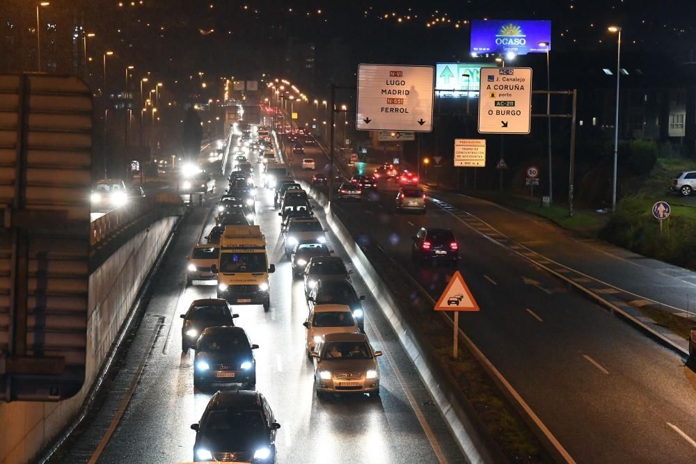 Un accidente en Alfonso Molina, a la altura de Santa Gema, en dirección a la ciudad, causó retenciones hasta el puente de A Pasaxe.