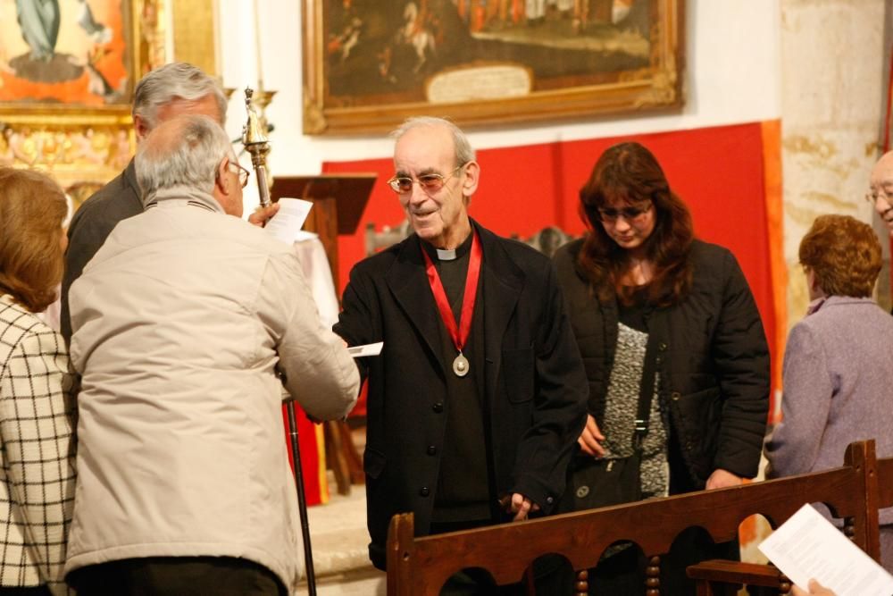 Medalla de honor al sacerdote Plácido Isidro