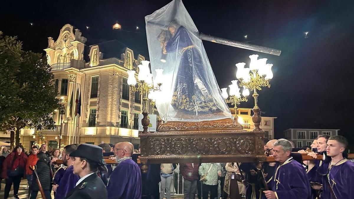EN IMÁGENES | La envolvente procesión del Nazareno en Luarca