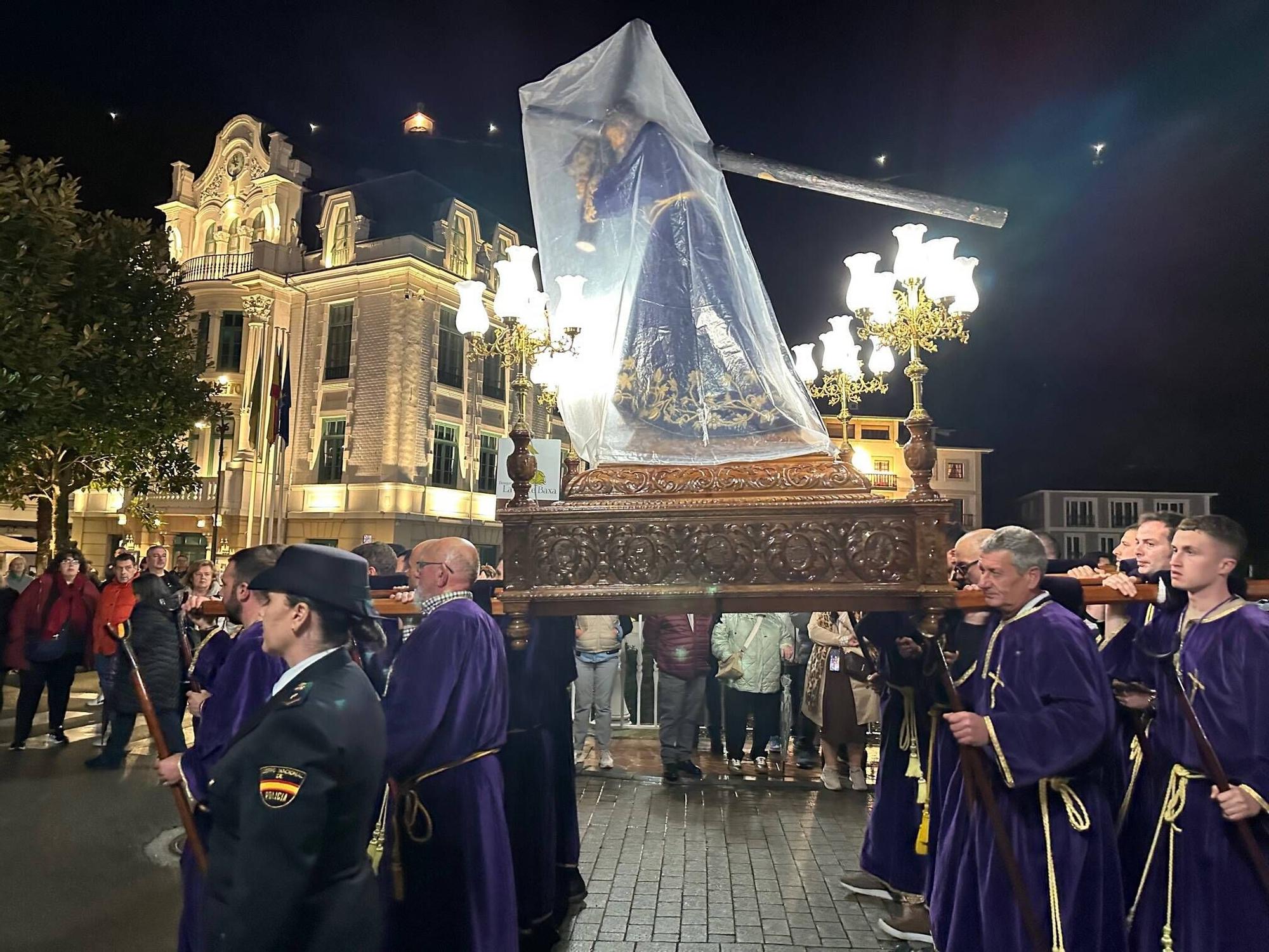 EN IMÁGENES | La envolvente procesión del Nazareno en Luarca