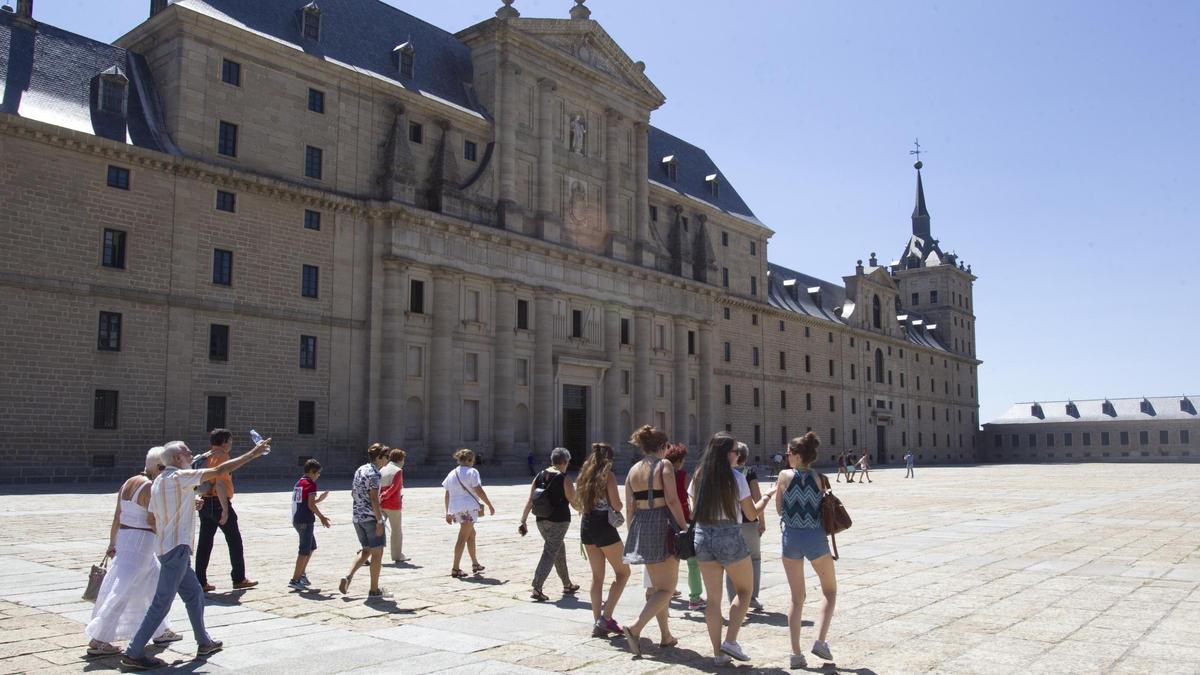 Turistas a la entrada del monasterio de San Lorenzo del Escorial