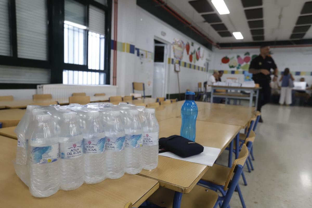 A votar con abanico y el botellín de agua: la jornada del 23J en Córdoba, en imágenes A votar con abanico y el botellín de agua: la jornada del 23J en Córdoba, en imágenes