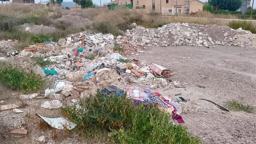 Denuncian un vertedero ilegal en pleno casco urbano de Lorca