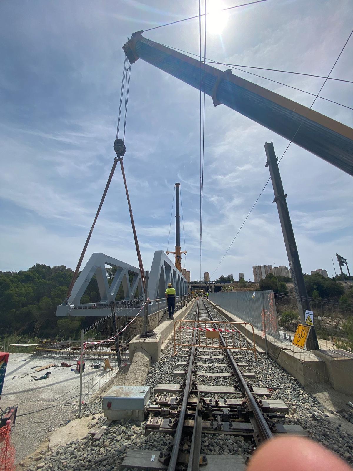 La colocación del nuevo viaducto del TRAM sobre el barranco de El Murtal de Benidorm