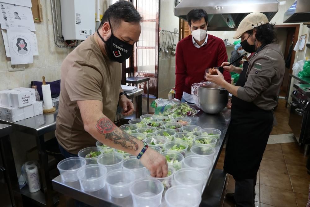 Reparto de menús navideños en el Comedor de Santo Domingo