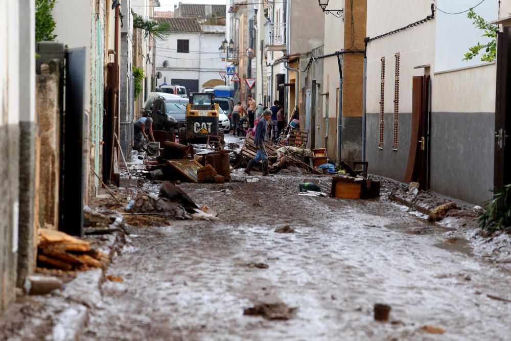 Calles y viviendas destrozadas tras las inundaciones en Sant Llorenç