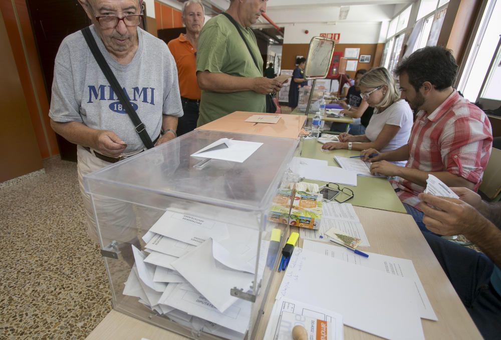 Los alicantinos acuden a votar el 26J