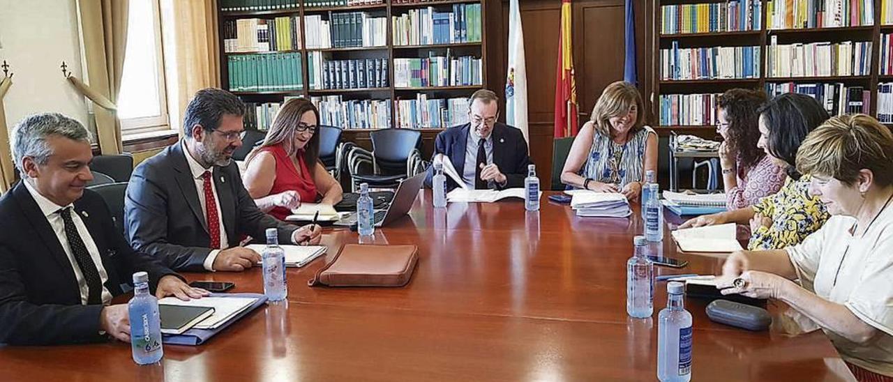 El secretario xeral de Universidades y los vicerrectores gallegos, ayer, durante su reunión. // FdV