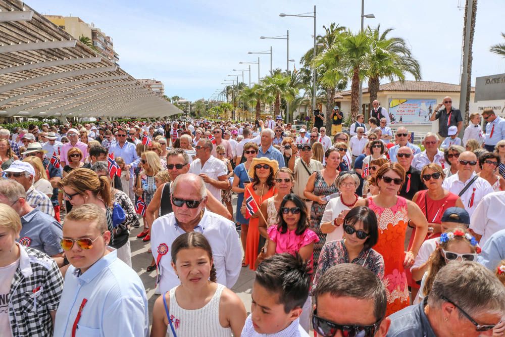 La comunidad Noruega de Torrevieja y Vega Baja celebra su Día Nacional. Unos 1.500 residentes nórdicos protagonizaron un pasacalles y una acto en el Paseo Vista Alegre