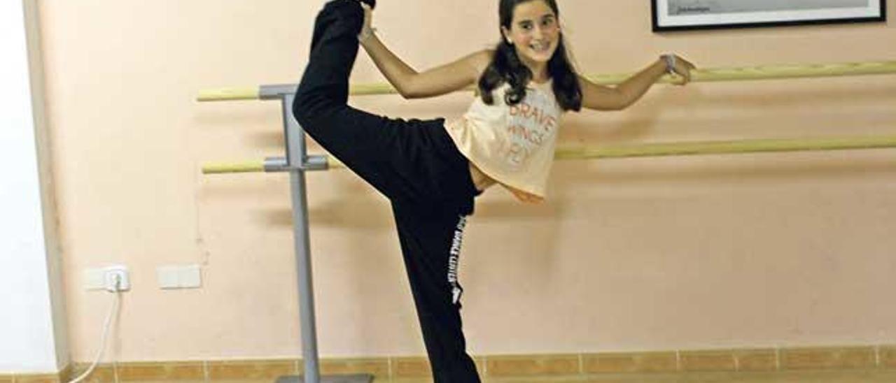 Laura Vaquero ejecuta una pose de baile en Angela Bruno Dance Factory.